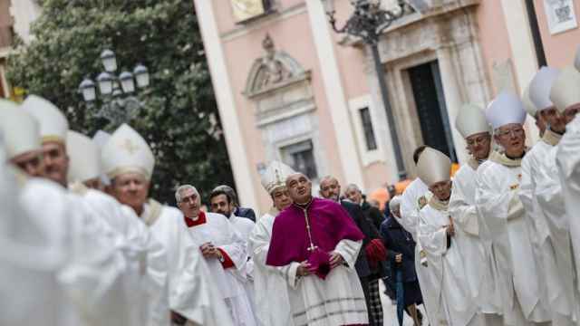 El nuevo arzobispo de Valencia, Enrique Benavent (centro), se dirige en comitiva a la Catedral de Valencia.