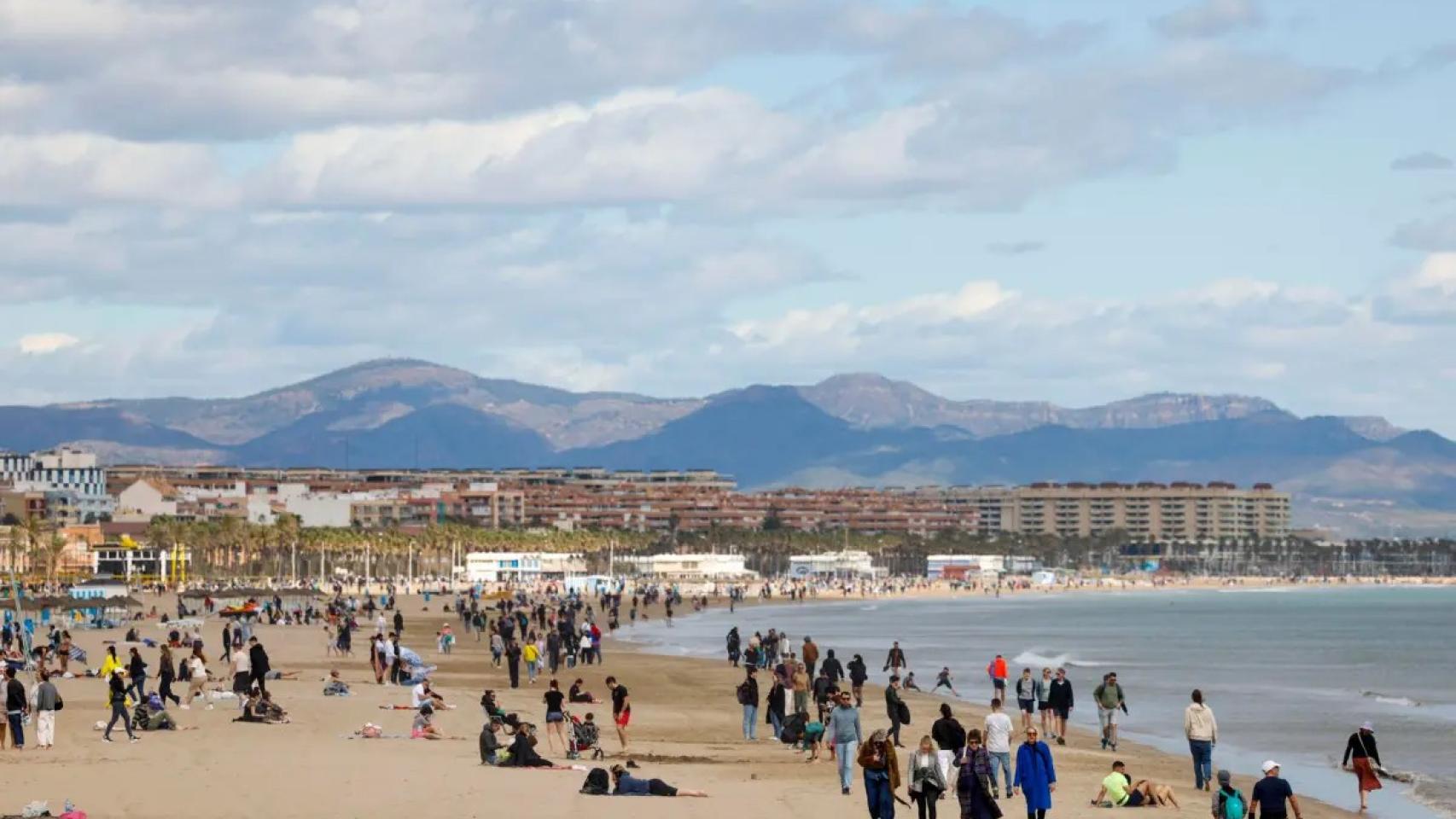 Varias personas disfrutan del sol en la playa de la Patacona, en Valencia, imagen de archivo. Efe/ Ana Escobar