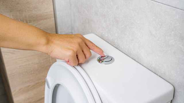 El sencillo truco para limpiar el inodoro en segundos.