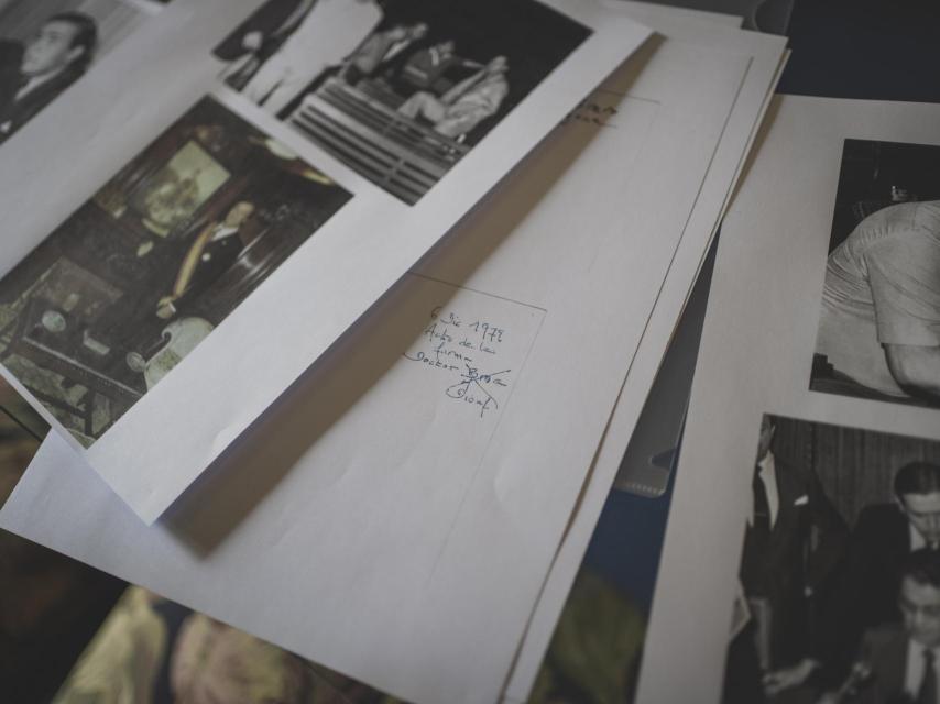 Javier Elorza muestra fotografías de su etapa africana, a finales de los setenta.