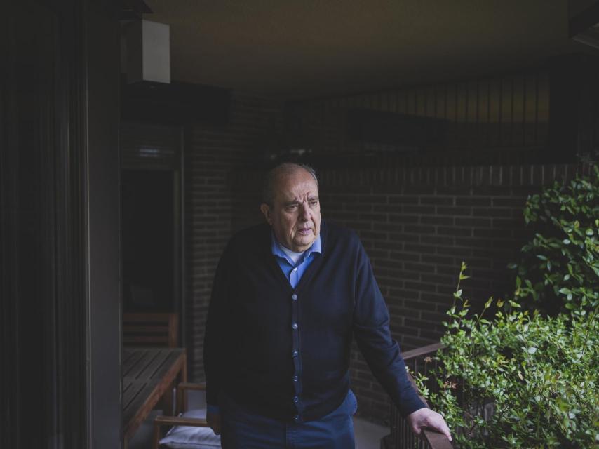Javier Elorza posa en el balcón de su casa.