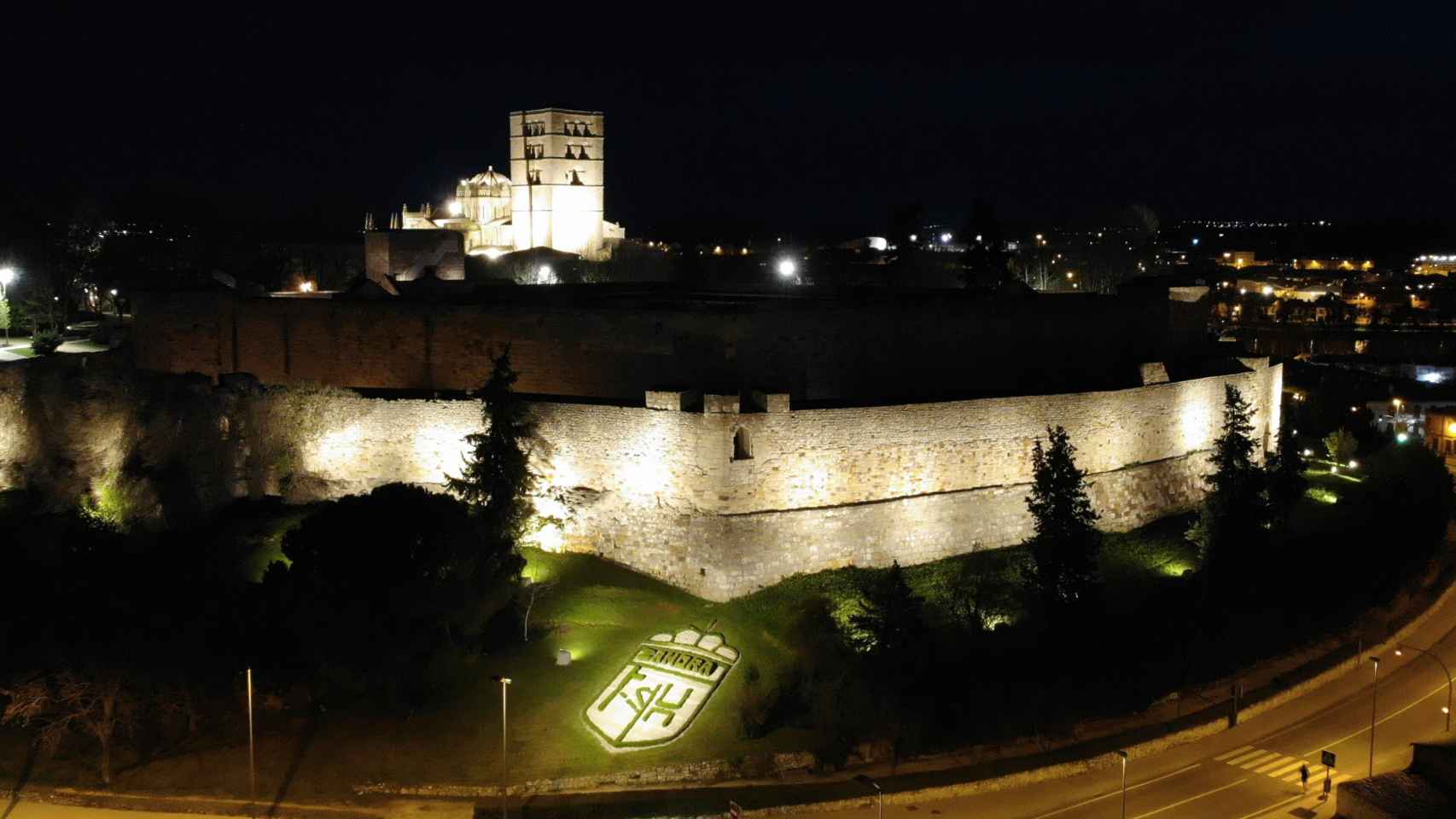 La muralla de Zamora, con la nueva iluminación, con la catedral y la torre al fondo