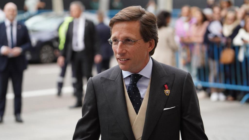 Martínez-Almeida con el emblema.