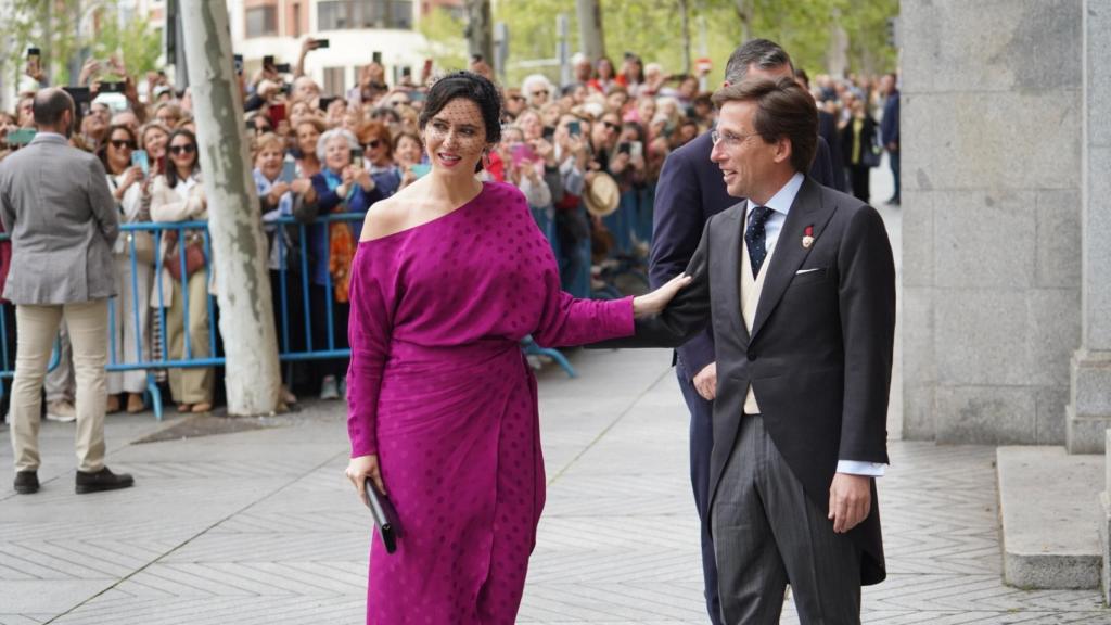 Ayuso saluda a Almeida a la entrada de la iglesia San Francisco de la calle Serrano.