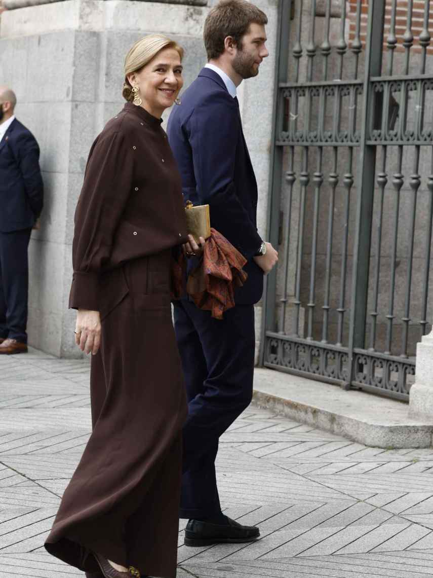 La infanta Cristina llegando a la iglesia con su hijo Juan.