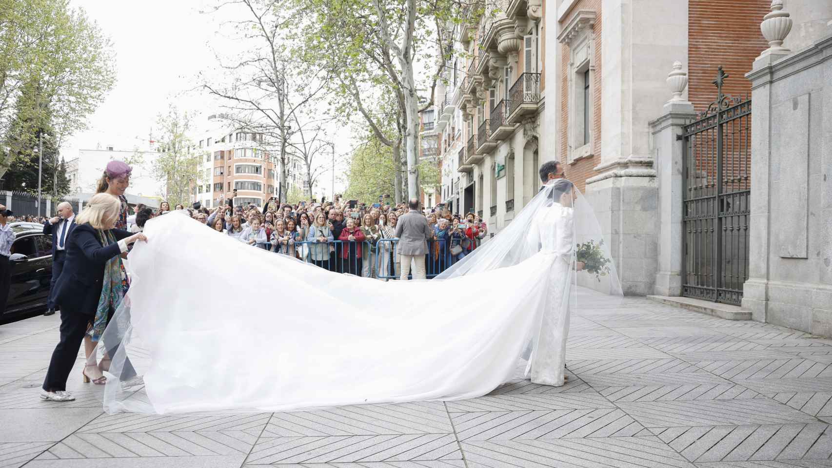 La gran cola del vestido de Teresa Urquijo y Moreno.