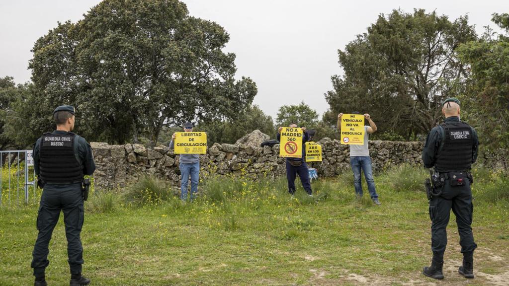 Personas concentradas junto a la finca.