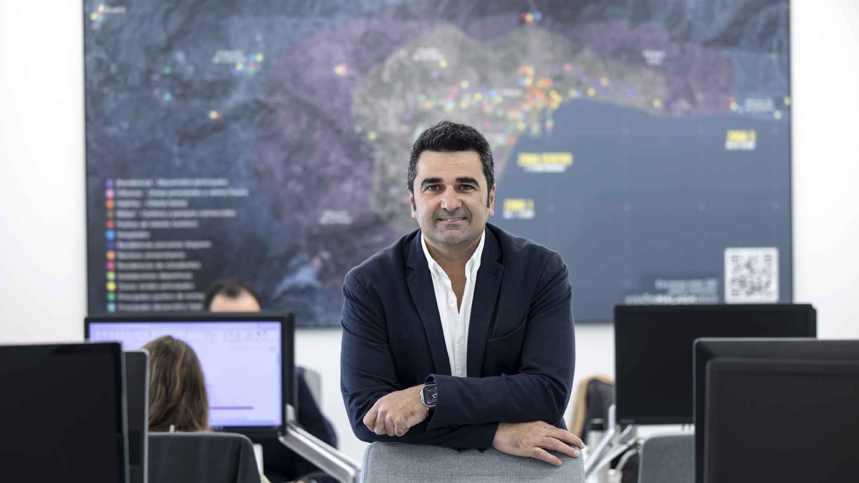 Pérez Peña posa en el interior de la oficina con un gran mapa de Málaga detrás.