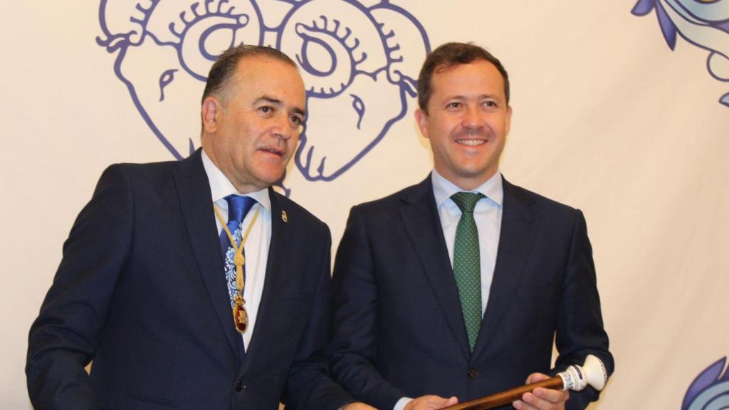 Carlos Velázquez recibiendo el bastón de Mondas de manos de José Julián Gregorio.