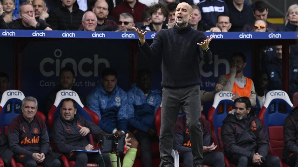 Pep Guardiola da instrucciones a sus jugadores durante el partido frente al Crystal Palace.