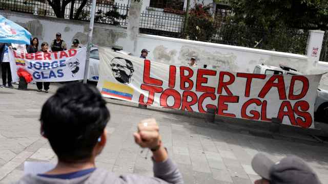 Manifestantes se reúnen frente a la embajada de México en Ecuador para pedir la libertad del exvicepresidente de Ecuador Glas, en Quito.
