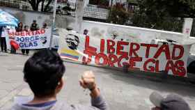 Manifestantes se reúnen frente a la embajada de México en Ecuador para pedir la libertad del exvicepresidente de Ecuador Glas, en Quito.