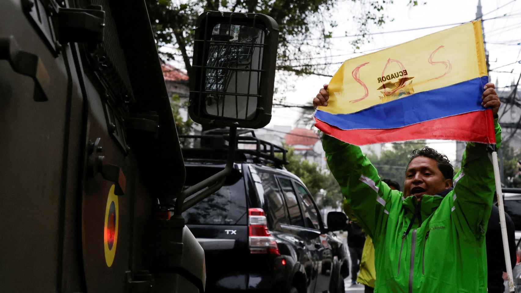 Fuerzas de seguridad realizan operativo de traslado del exvicepresidente de Ecuador Jorge Glas desde la Unidad de Flagrancia, en Quito.