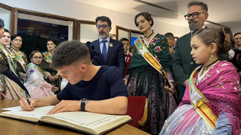 Dani Holgado en la firma del libro de honor de Sant Vicent del Raspeig este viernes.