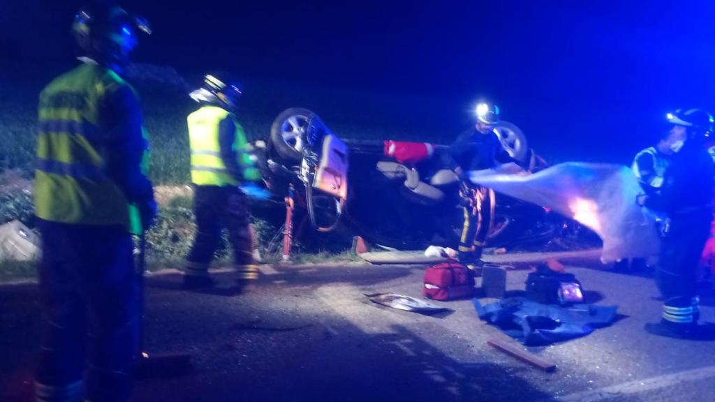 Vuelca y queda aprisionado en su coche en un aparatoso accidente nocturno en Valladolid