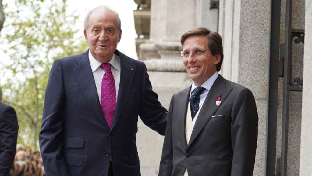 El rey Juan Carlos junto a Almeida.