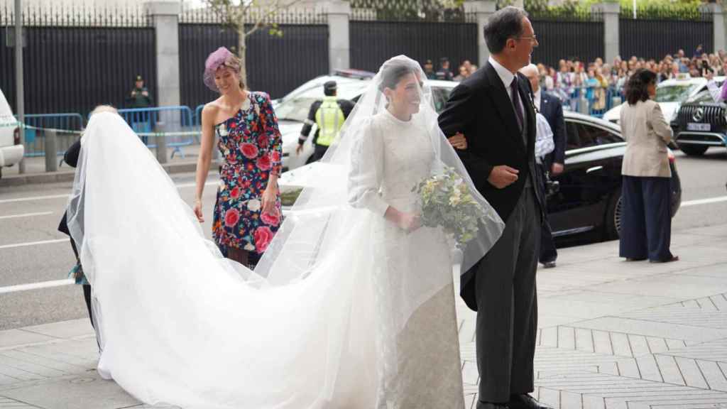 El fabuloso vestido de novia remodelado de Teresa Urquijo: clásico, velo de tul de ilusión y manga abullonada