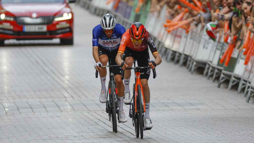 El ciclista español del Emirates, Juan Ayuso (i) y su compatriota Carlos Rodríguez, del Ineos, en los metros finales de la sexta y última jornada de la Itzulia-Vuelta al País Vasco.