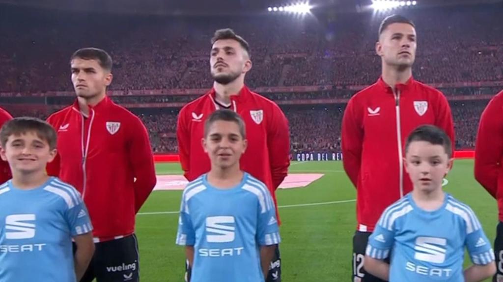 Momento en el que suena el himno antes de la final de Copa.