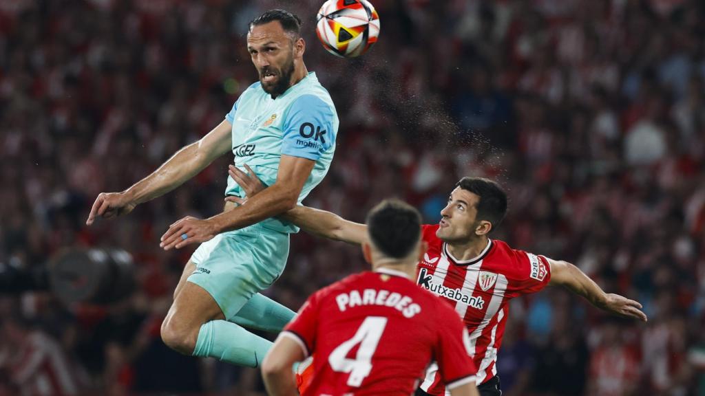 Vedat Muriqi realiza un remate ante la mirada de los defensores del Athletic.