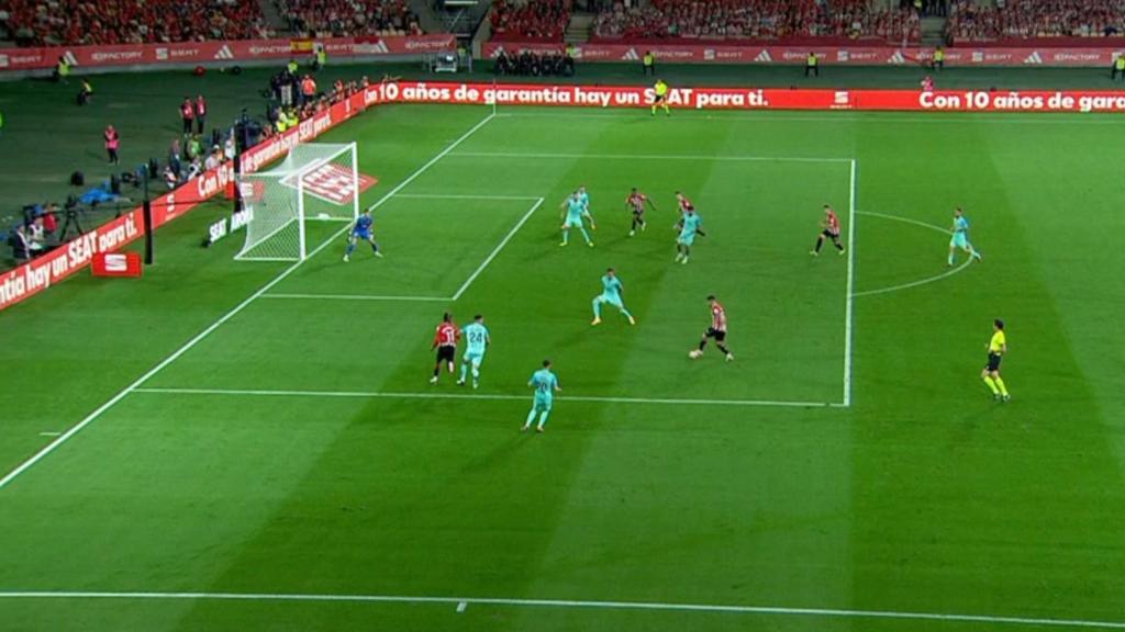 Momento en el que Nico Williams recibe el balón en fuera de juego.