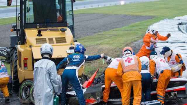 Momento en el que Jules Bianchi es atendido tras su accidente en Suzuka.