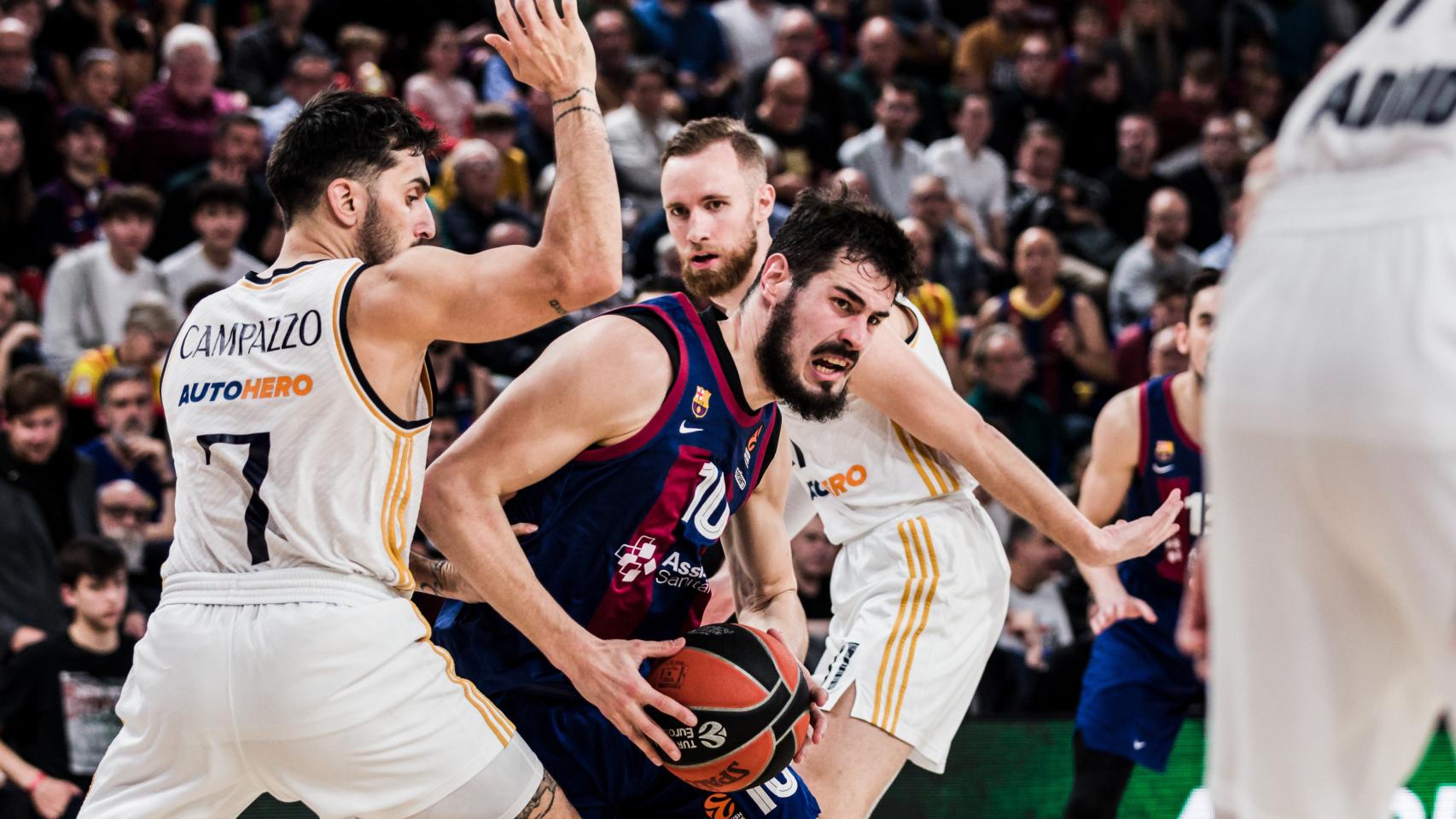 Kalinic contra Campazzo en un partido de Euroliga entre FC Barcelona y Real Madrid