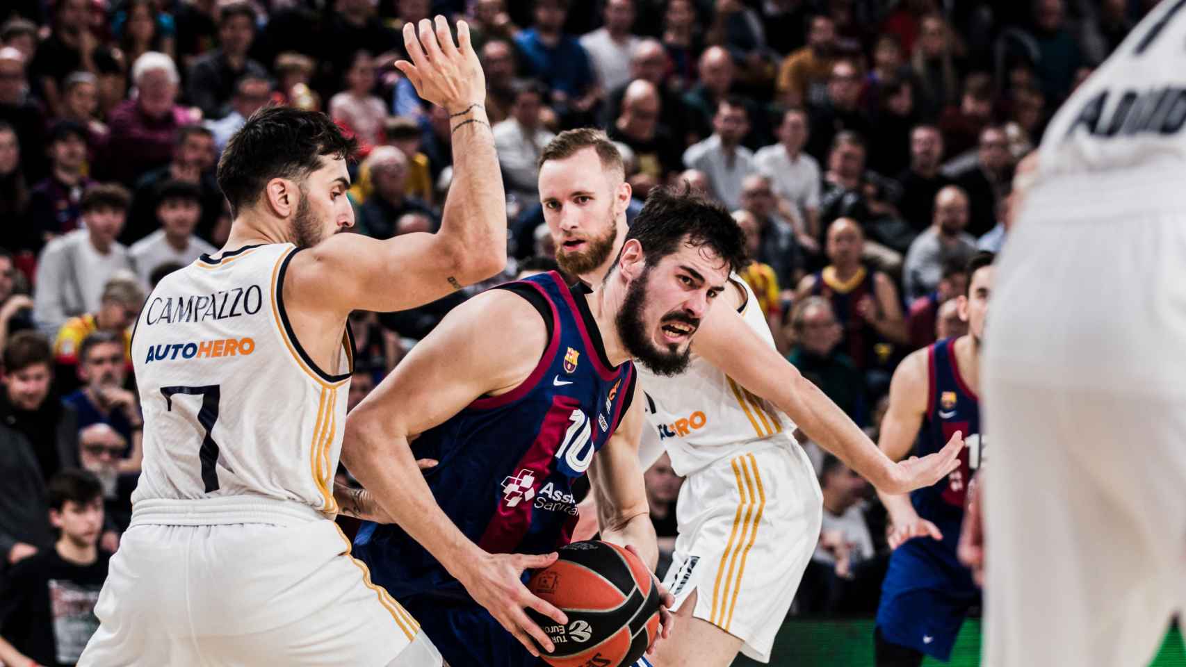 Kalinic contra Campazzo en un partido de Euroliga entre FC Barcelona y Real Madrid