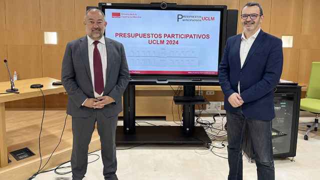 el rector de la UCLM, Julián Garde, junto al vicerrector de Economía, y Planificación, Francisco José Sáez.