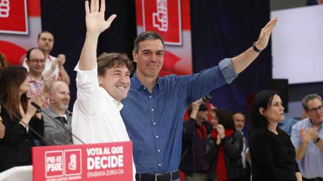 El presidente  Pedro Sánchez, este sábado en Vitoria junto al candidato del PSOE a 'lehendakari, Eneko Andueza.