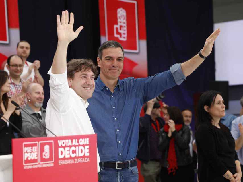 El presidente  Pedro Sánchez en Vitoria junto al candidato del PSOE a lehendakari, Eneko Andueza.