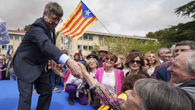 Carles Puigdemont saluda a una simpatizante, este sábado durante el acto celebrado en Elna (Francia).