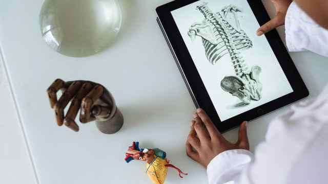 Un estudiante de medicina analizando la anatomía del cuerpo humano en una tableta.