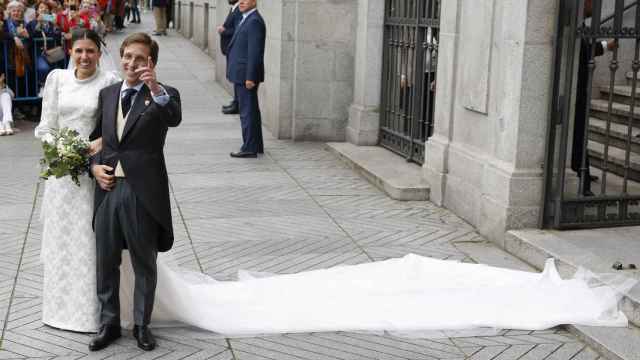 El alcalde de Madrid, José Luis Martínez Almeida, y su esposa, Teresa Urquijo, a su salida de la iglesia de San Francisco de Borja de Madrid.