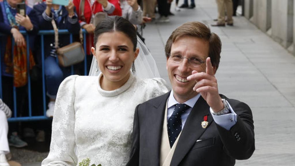El alcalde de Madrid, José Luis Martínez Almeida, y su esposa, Teresa Urquijo, a su salida de la iglesia de San Francisco de Borja de Madrid.