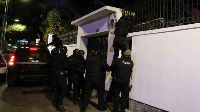 Integrantes de un cuerpo élite de la Policía ecuatoriana irrumpen en la Embajada de México para detener al exvicepresidente Jorge Glas.