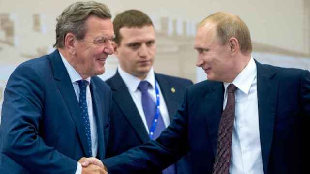 Gerhard Schröder y Vladímir Putin, en San Petersburgo en 2016.