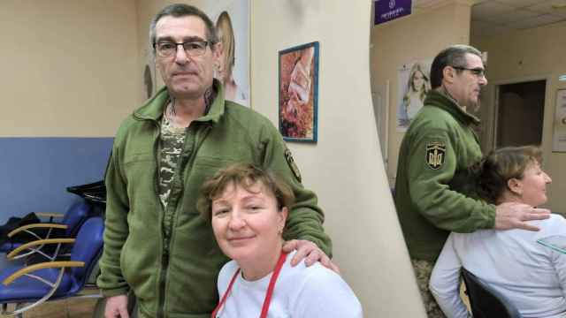 La ucraniana María con el soldado español conocido como Hippy, en el puesto de manicurista de la ucraniana.