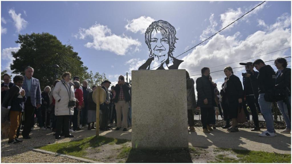 Escultura de Rosalía Mera situada en el nuevo parque