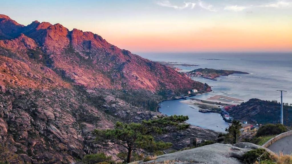 Atardecer sobre el Monte Pindo visto desde el Mirador do Ézaro (Dumbría). Foto: iStock