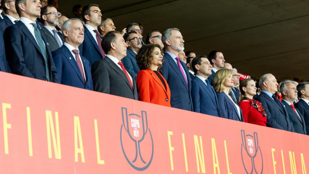 Felipe VI junto a María Jesús Montero o Pilar Alegría en la final de la Copa del Rey 2024.