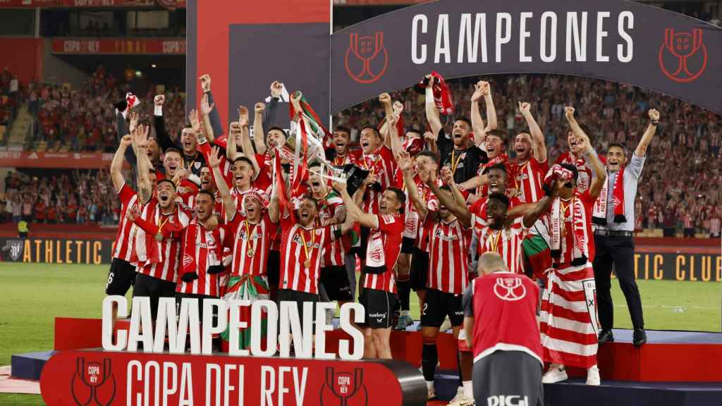 Valverde celebra el título de Copa con sus jugadores.