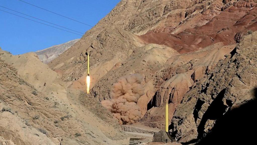 Lanzamiento de dos misiles Ghadr-1 balísticos de Irán