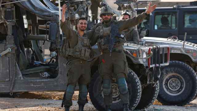 Los soldados israelíes posan antes de entrar en Gaza.