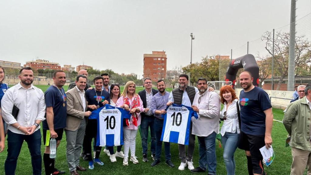 Representantes de la corporación municipal y asociaciones en el partido.