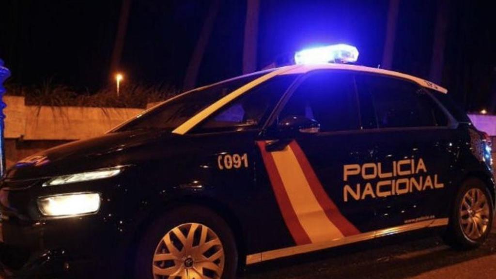 Unidad de la Policía Nacional de noche