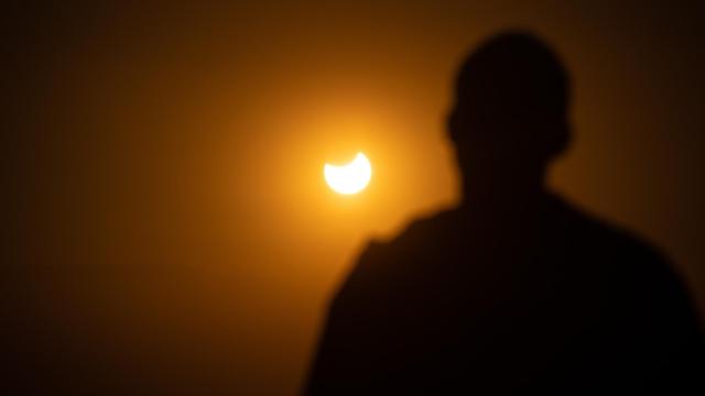 Una persona viendo un eclipse solar.