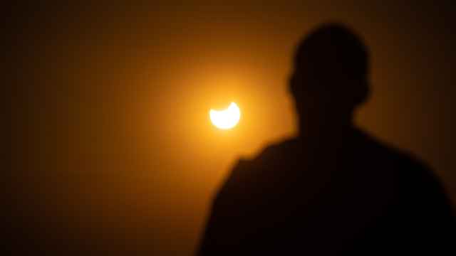 Una persona viendo un eclipse solar.
