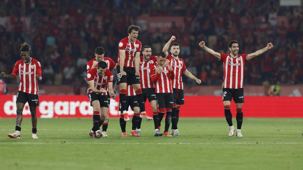 Los jugadores del Athletic Club celebran su victoria en la Copa del Rey.