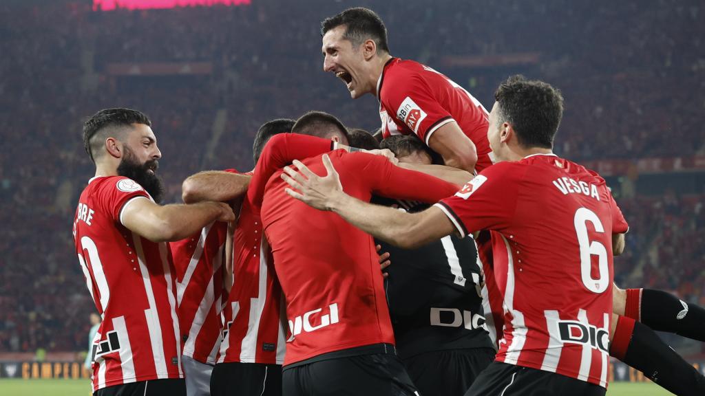 Los jugadores del Athletic Club celebran la Copa del Rey.